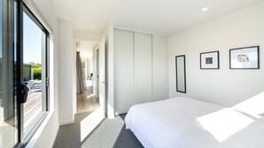 3 室のベッドルーム、アイロン / アイロン台、WiFi (無料)、ベッドシーツ