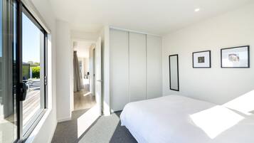 3 bedrooms, iron/ironing board, WiFi (free), bed sheets