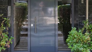 A modern entrance with a grey door, a metal handle, and a doormat. - Elegant Boutique Apt in Kifissia (Kifisia)