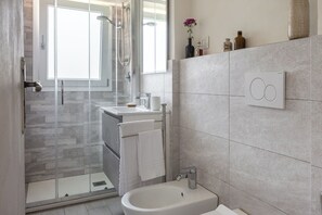 Shower, hair dryer - Lucca Old Town Apartment - Lucca, Toscana (Lucca)