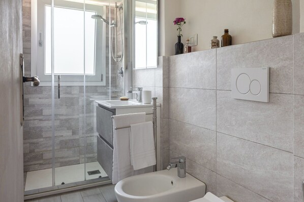 Shower, hair dryer - Lucca Old Town Apartment - Lucca, Toscana (Lucca)