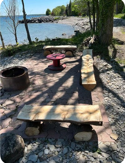 Relax with the whole family at this peaceful waterfront cottage.