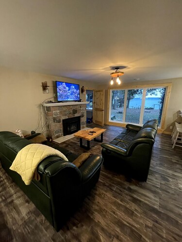 Relax with the whole family at this peaceful waterfront cottage.