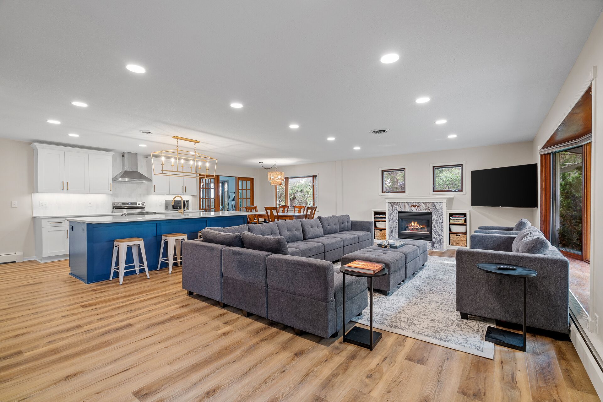 Large home w/ pool, hot tub, and arcade