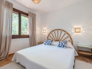 7 bedrooms, iron/ironing board, travel cot, free WiFi