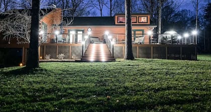 Cozy Bear Cabin provides lakeside living, boathouse bar and yes....pickle ball.