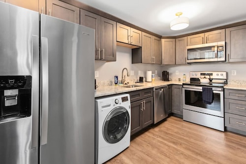 Your Cozy 2-Bedroom Midtown