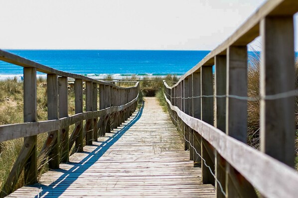 Beach - Moelfre - a self catering cottage that sleeps 2 guests in 1 bedroom (Dyffryn Ardudwy)