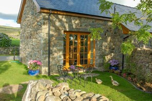 Outdoor dining - Moelfre - a self catering cottage that sleeps 2 guests in 1 bedroom (Dyffryn Ardudwy)