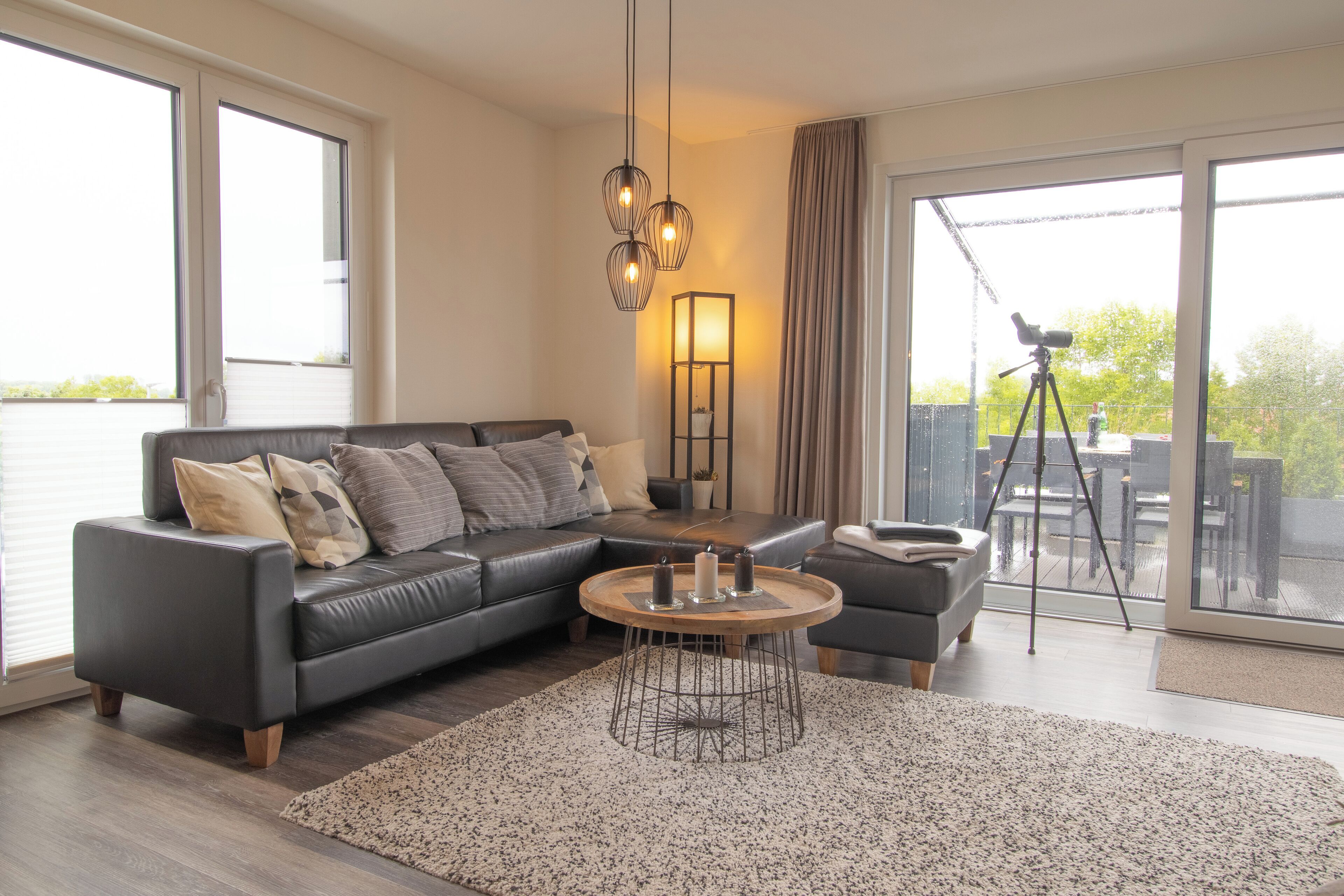 Fernseher, Kamin, DVD-Player, Bücher