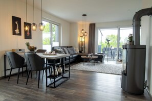 Fernseher, Kamin, DVD-Player, Bücher