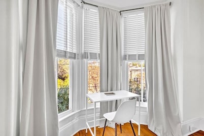 5★ 3BR LUXURY – Walk 95/100 +PRIVATE PARKING AND COURTYARD!