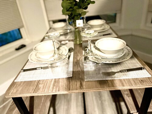 Cosy apartment near town centre and close to train station with parking!