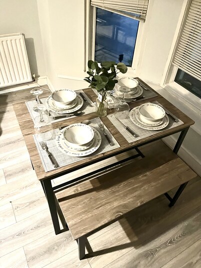 Cosy apartment near town centre and close to train station with parking!