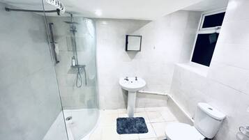 Dusj, hårføner og håndklær