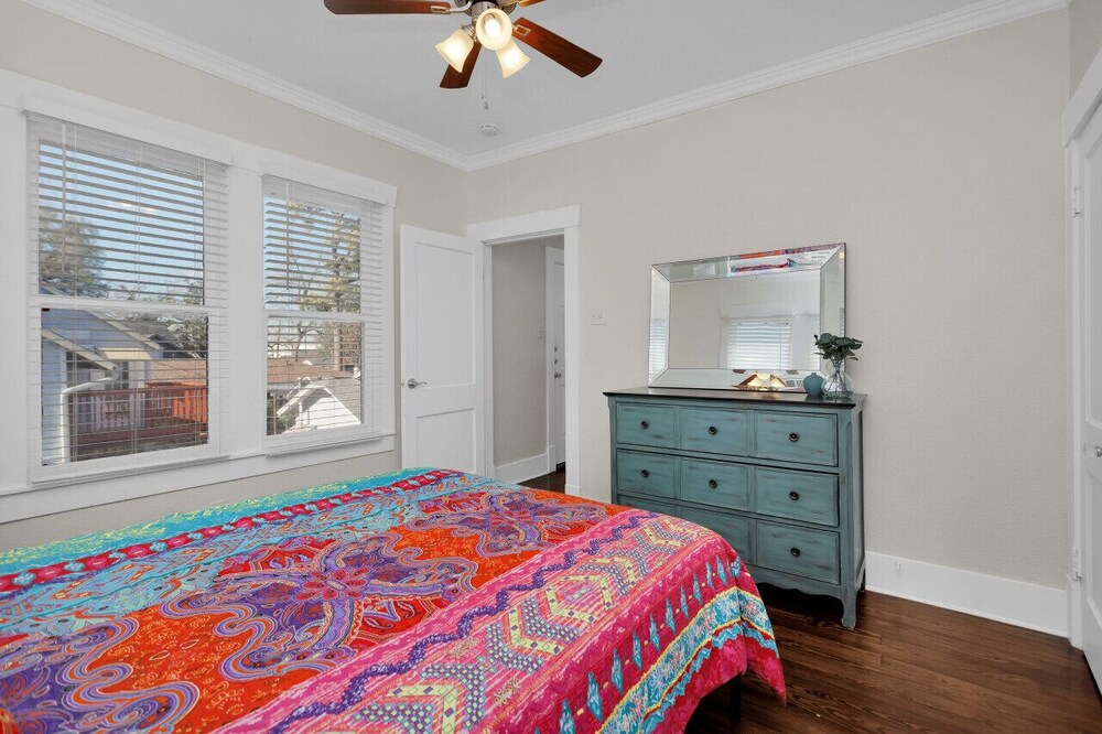 2/1 Inner Loop Home near Rail & Downtown Houston Vrbo