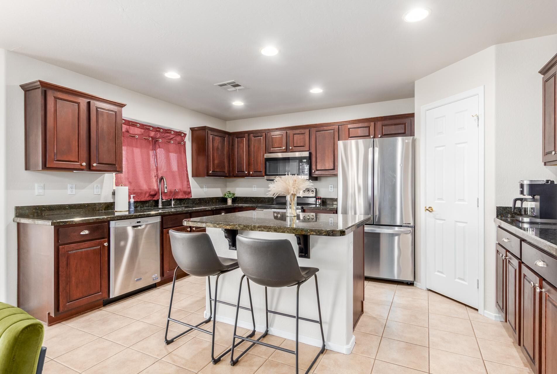 冷蔵庫、電子レンジ、オーブン、コンロ