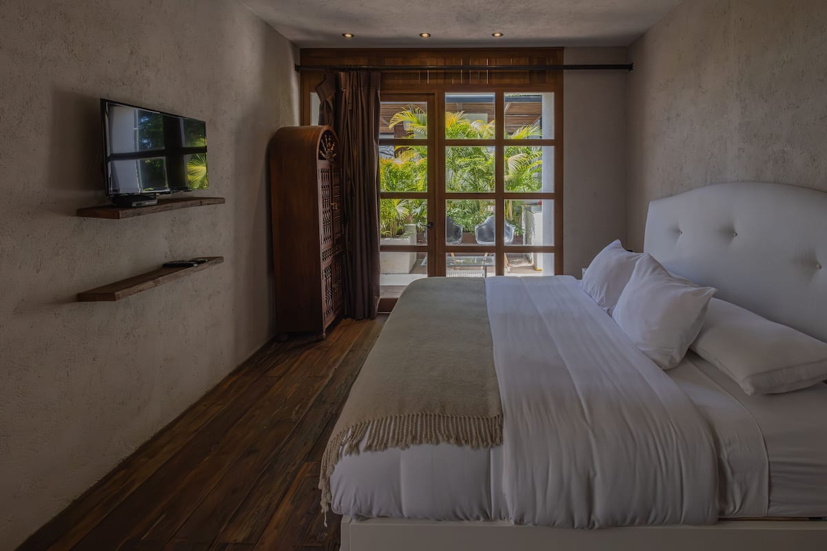 Habitación sénior | Ropa de cama de alta calidad, caja fuerte, cortinas opacas
