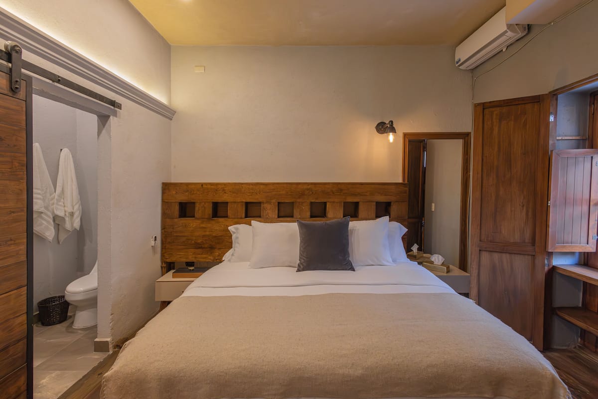 Suite familiar | Ropa de cama de alta calidad, caja fuerte, cortinas opacas