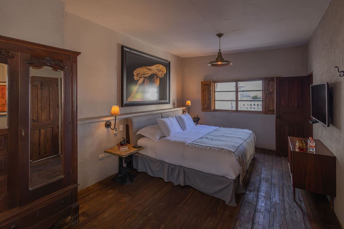 Habitación Confort | Ropa de cama de alta calidad, caja fuerte, cortinas opacas