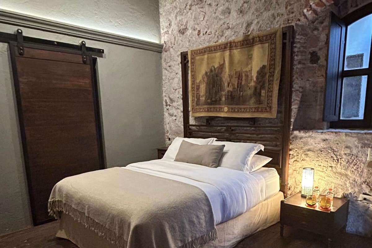Habitación clásica | Ropa de cama de alta calidad, caja fuerte, cortinas opacas