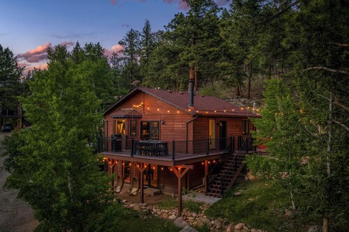 NEW Hot Tub + Arcade + Fire Pit + Mtn Views