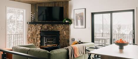 TV connectée, cheminée, jeux vidéo, baby-foot