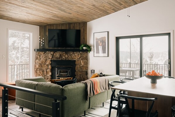 Smart TV, chimenea, videojuegos, futbolito