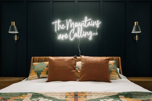 3 bedrooms, desk, travel crib, free WiFi - NEW Hot Tub + Arcade + Fire Pit + Mtn Views (Bailey)