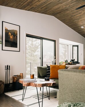 スマートテレビ、暖炉、テレビゲーム、テーブルサッカー台