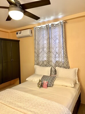2 habitaciones, escritorio y tabla de planchar con plancha 