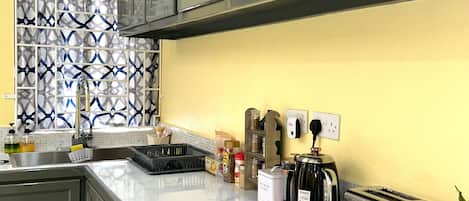 Réfrigérateur, micro-ondes, four, plaque de cuisson