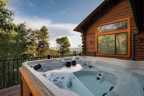 Ski-In Luxury Log Lodge w/ Hot Tub & Wild Blue Gondola Views