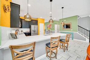 Fridge, microwave, oven, stovetop - Endless Fun 9BR Sleeps 27, Pool+Spa@Championsgate (Davenport)