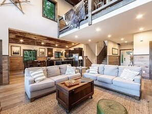 Living area - Wyatt’s Cove-Private Heated Pool (Sevierville)