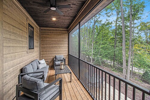 BOYNE MOUNTAIN LUXURY HOME / SKI / GOLF / HOT TUB /