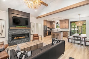 TV, fireplace - BOYNE MOUNTAIN LUXURY HOME / SKI / GOLF / HOT TUB / (Boyne City)