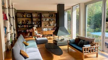 Smart TV, chimenea, tenis de mesa y monitor de computadora