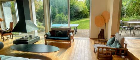 TV connectée, cheminée, table de tennis de table, écrans d'ordinateur