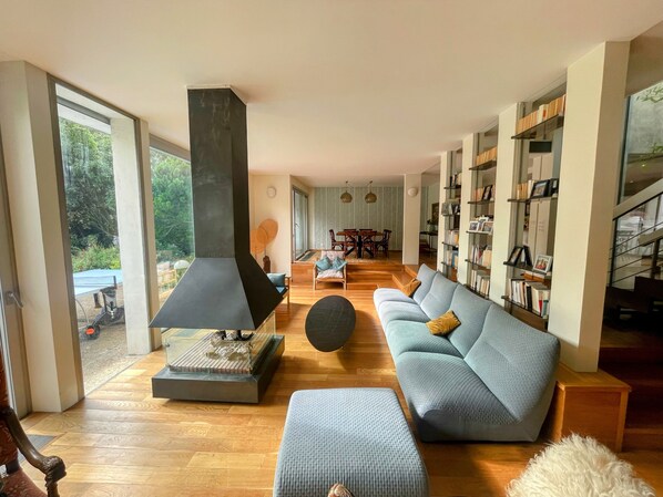 Smart-tv, eldstad, ett bordtennisbord och datorskärmar