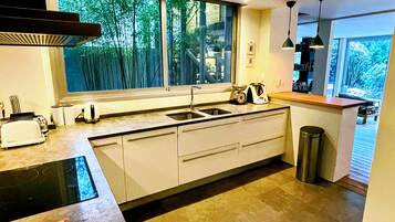 Refrigerador, microondas, horno y parrilla de estufa