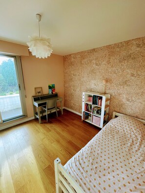 6 bedrooms, desk, iron/ironing board, travel crib
