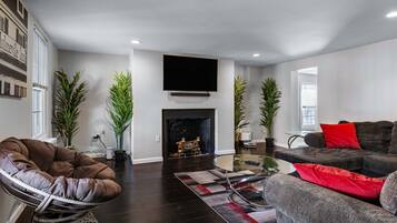 Una Smart TV, una impresora