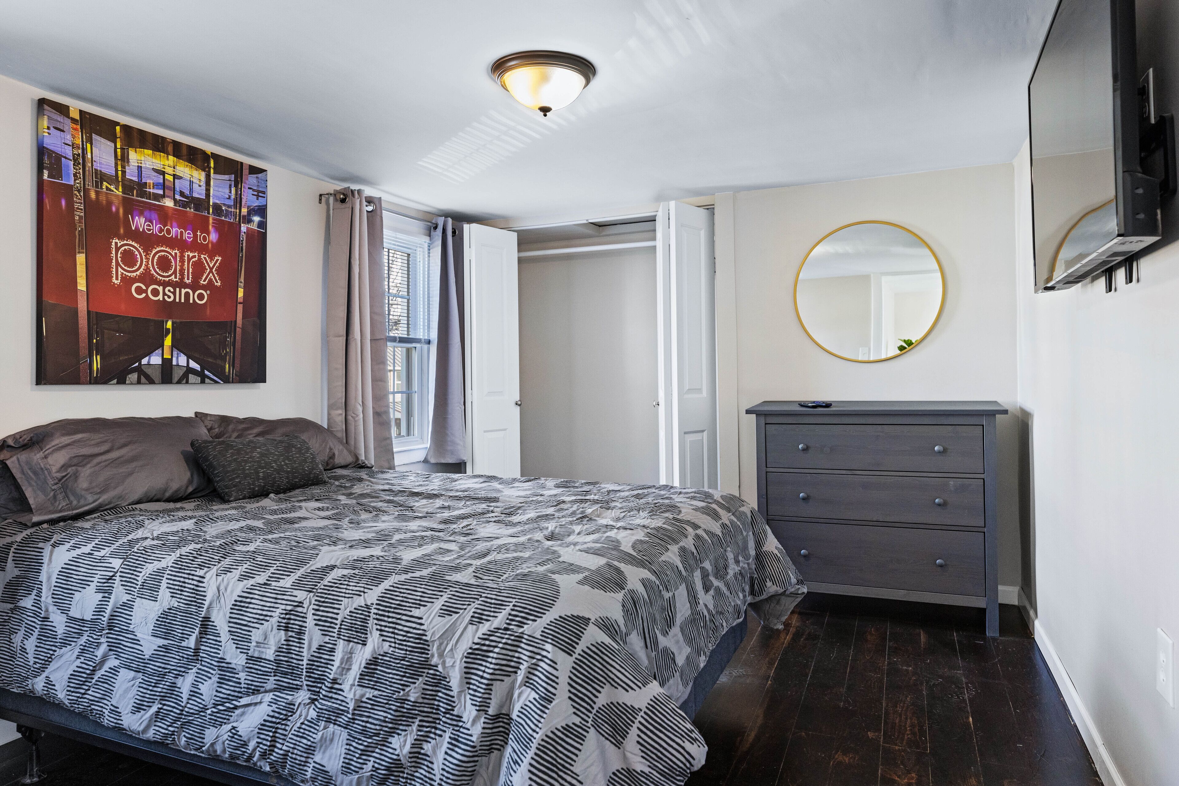 2 slaapkamers, een bureau, een strijkplank/strijkijzer, wifi