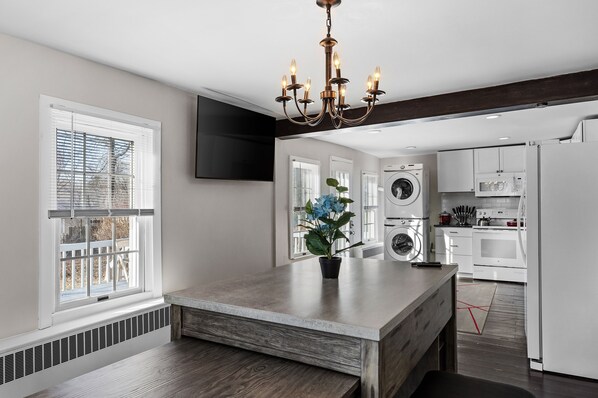 冷蔵庫、電子レンジ、オーブン、コンロ