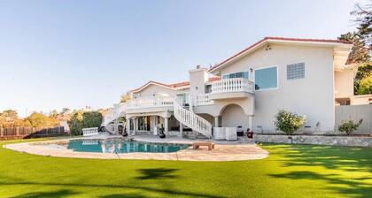 Hillsborough Haven: Private Pool, Hot Tub & Scenic Views