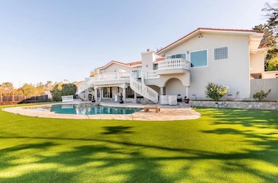 Hillsborough Haven: Private Pool, Hot Tub & Scenic Views in a gated House.