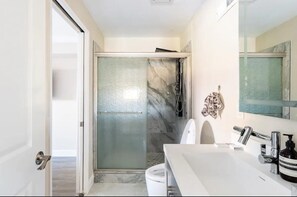 Doccia, asciugacapelli, bidet, asciugamani
