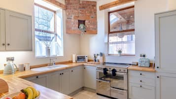 Oppvaskmaskin og høy barnestol