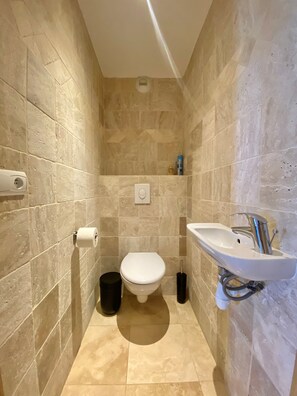 Secadora de cabello, jabón, papel de baño 